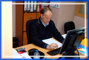 Norma Fire hombre en interior de oficina